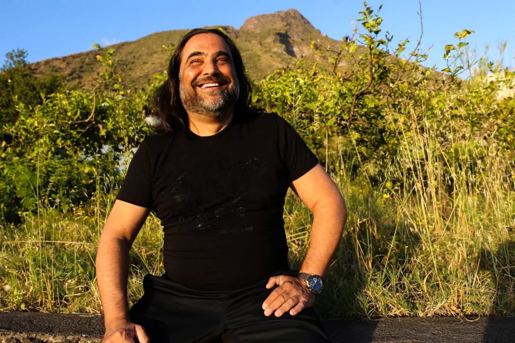 Ginostra le estati del santone Shanti