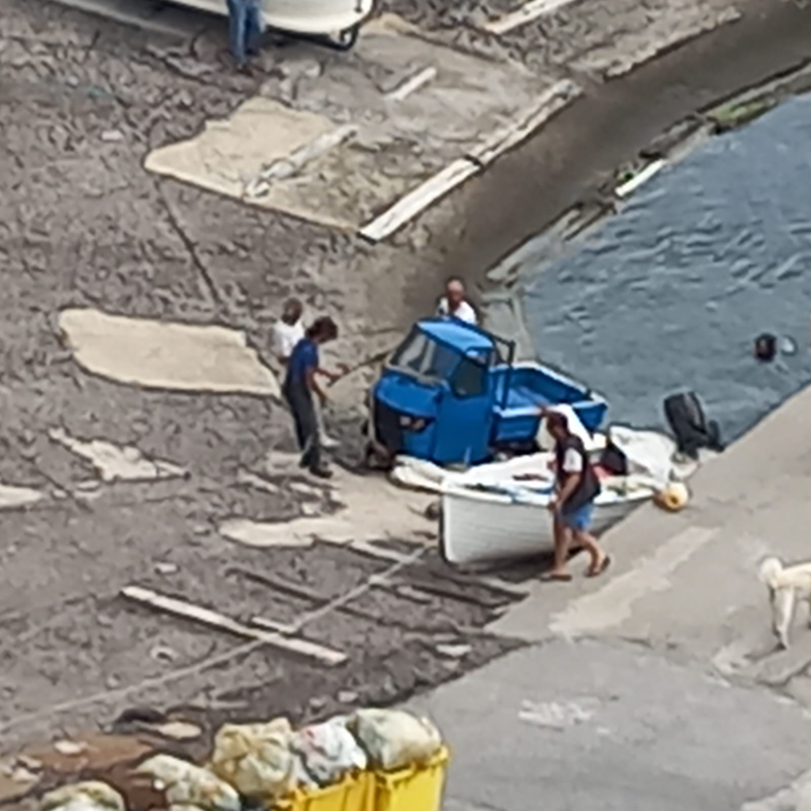 Ginostra, motoape finisce in mare
