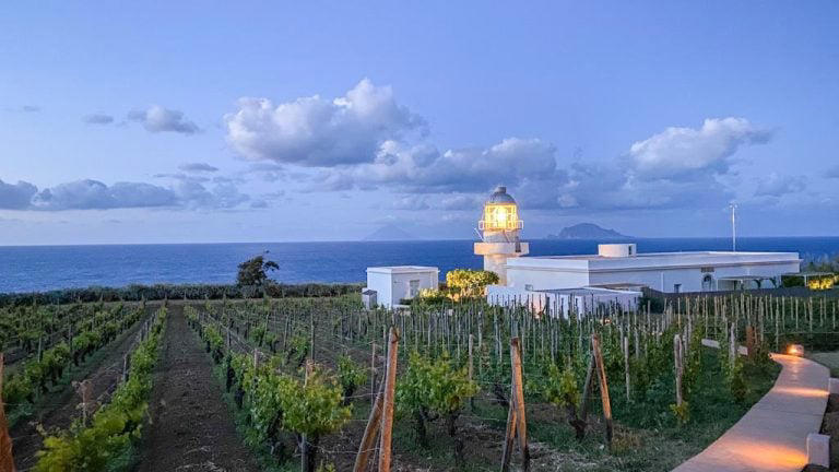 Rivoluzione per la Malvasia delle Lipari DOC: approvate le sottozone e la versione secca. Ecco i prossimi passi per l’ufficialità