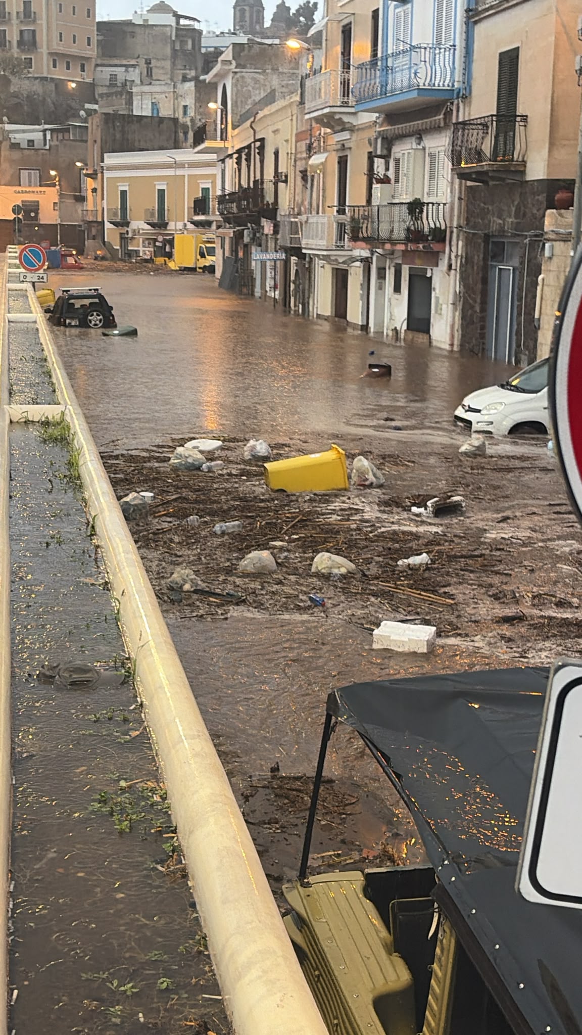 Lipari in ginocchio: nuovo nubifragio allaga il Corso e il Porto. Ieri il sopralluogo congiunto Comune-Città Metropolitana